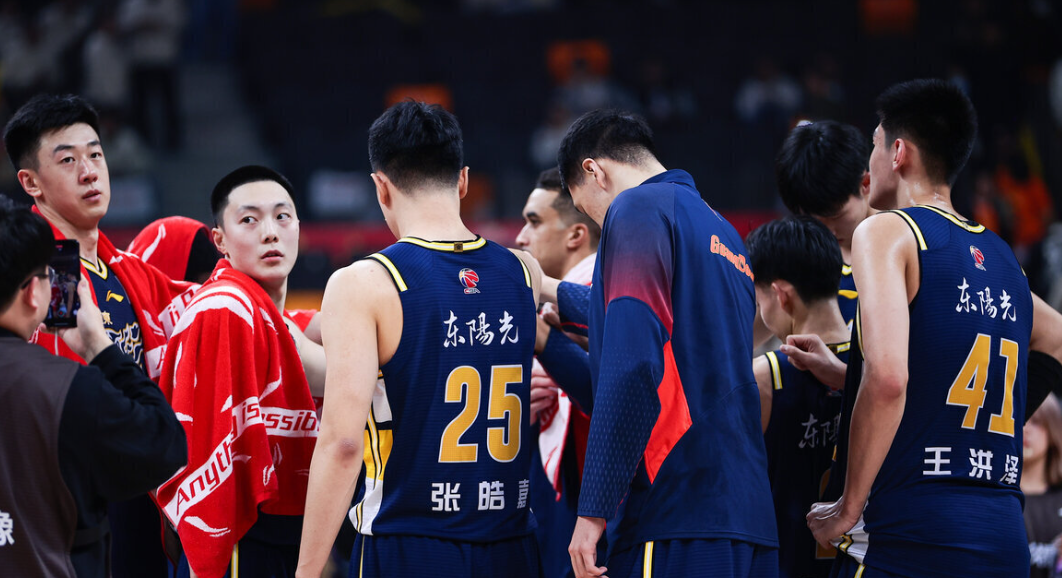 华体会在线登录-24分27分40分！一夜爆3门惨案，张镇麟再次封神，上海显露冠军相