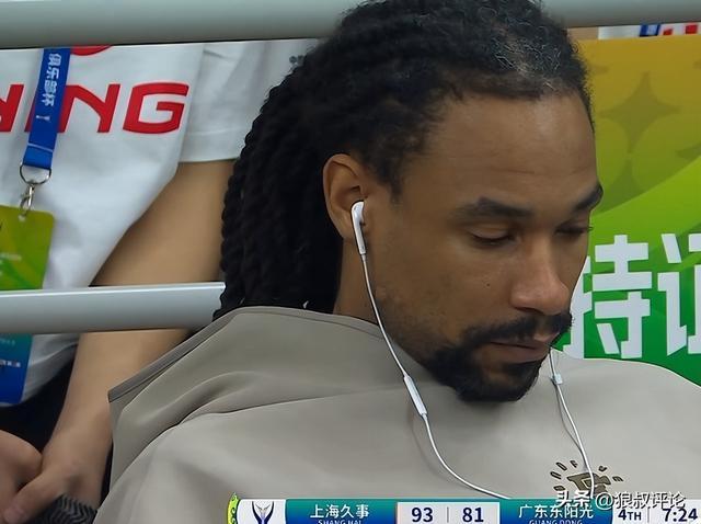 华体会入口-萨林杰末节戴耳机玩手机引球迷不满！“保障合同后 直接躺平滑水”